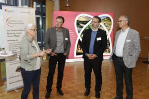 „Führungskräfte sind der Schlüssel, um die Vereinbarkeit von Beruf und Pflege nachhaltig zu gestalten“ – so lautete die zentrale Botschaft der 28. Fachkräftekonferenz Südniedersachsen in der Stadthalle Dransfeld. Teilnehmende aus Wirtschaft, Wissenschaft, Verwaltung und Politik diskutierten darüber, wie Unternehmen ihre Beschäftigten mit privater Pflegeverantwortung besser unterstützen können und welche innovativen Ansätze nachhaltige Lösungen versprechen.