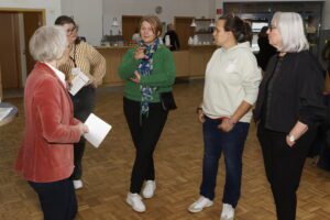 „Führungskräfte sind der Schlüssel, um die Vereinbarkeit von Beruf und Pflege nachhaltig zu gestalten“ – so lautete die zentrale Botschaft der 28. Fachkräftekonferenz Südniedersachsen in der Stadthalle Dransfeld. Teilnehmende aus Wirtschaft, Wissenschaft, Verwaltung und Politik diskutierten darüber, wie Unternehmen ihre Beschäftigten mit privater Pflegeverantwortung besser unterstützen können und welche innovativen Ansätze nachhaltige Lösungen versprechen.