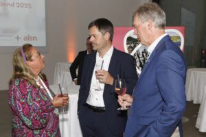 Parlamentarischer Abend 2025: Rund 150 Gäste aus Politik, Wirtschaft, Wissenschaft und Bildung folgten am 9. September 2025 der Einladung der SüdniedersachsenStiftung und der AISN Regionalmarketing GmbH zum Parlamentarischen Abend Südniedersachsen in das SPRENGEL MUSEUM Hannover.