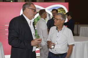 Parlamentarischer Abend 2025: Rund 150 Gäste aus Politik, Wirtschaft, Wissenschaft und Bildung folgten am 9. September 2025 der Einladung der SüdniedersachsenStiftung und der AISN Regionalmarketing GmbH zum Parlamentarischen Abend Südniedersachsen in das SPRENGEL MUSEUM Hannover.