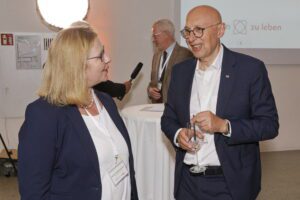 Parlamentarischer Abend 2025: Rund 150 Gäste aus Politik, Wirtschaft, Wissenschaft und Bildung folgten am 9. September 2025 der Einladung der SüdniedersachsenStiftung und der AISN Regionalmarketing GmbH zum Parlamentarischen Abend Südniedersachsen in das SPRENGEL MUSEUM Hannover.