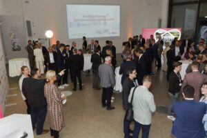 Parlamentarischer Abend 2025: Rund 150 Gäste aus Politik, Wirtschaft, Wissenschaft und Bildung folgten am 9. September 2025 der Einladung der SüdniedersachsenStiftung und der AISN Regionalmarketing GmbH zum Parlamentarischen Abend Südniedersachsen in das SPRENGEL MUSEUM Hannover.