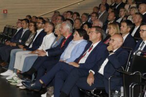 Parlamentarischer Abend 2025: Rund 150 Gäste aus Politik, Wirtschaft, Wissenschaft und Bildung folgten am 9. September 2025 der Einladung der SüdniedersachsenStiftung und der AISN Regionalmarketing GmbH zum Parlamentarischen Abend Südniedersachsen in das SPRENGEL MUSEUM Hannover.
