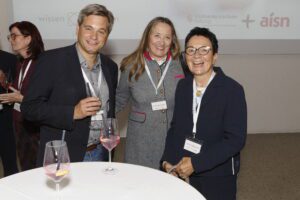 Parlamentarischer Abend 2025: Rund 150 Gäste aus Politik, Wirtschaft, Wissenschaft und Bildung folgten am 9. September 2025 der Einladung der SüdniedersachsenStiftung und der AISN Regionalmarketing GmbH zum Parlamentarischen Abend Südniedersachsen in das SPRENGEL MUSEUM Hannover.