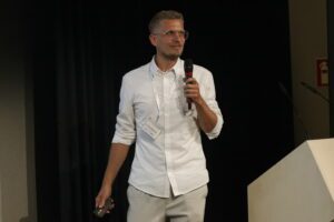 Parlamentarischer Abend 2025: Rund 150 Gäste aus Politik, Wirtschaft, Wissenschaft und Bildung folgten am 9. September 2025 der Einladung der SüdniedersachsenStiftung und der AISN Regionalmarketing GmbH zum Parlamentarischen Abend Südniedersachsen in das SPRENGEL MUSEUM Hannover.