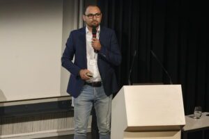Parlamentarischer Abend 2025: Rund 150 Gäste aus Politik, Wirtschaft, Wissenschaft und Bildung folgten am 9. September 2025 der Einladung der SüdniedersachsenStiftung und der AISN Regionalmarketing GmbH zum Parlamentarischen Abend Südniedersachsen in das SPRENGEL MUSEUM Hannover.