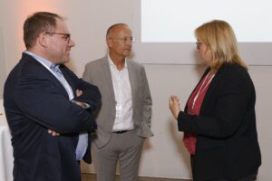 Parlamentarischer Abend 2025: Rund 150 Gäste aus Politik, Wirtschaft, Wissenschaft und Bildung folgten am 9. September 2025 der Einladung der SüdniedersachsenStiftung und der AISN Regionalmarketing GmbH zum Parlamentarischen Abend Südniedersachsen in das SPRENGEL MUSEUM Hannover.