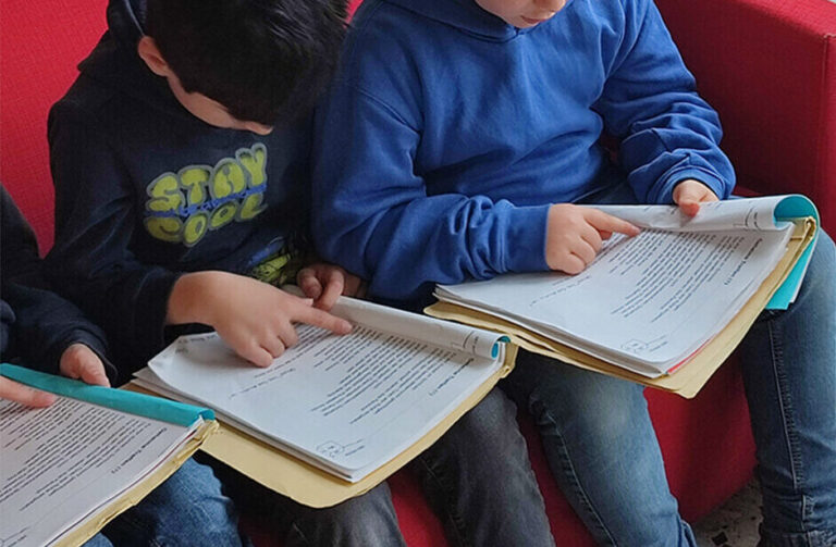 Eine Gruppe von Schüler:innen ließt bei dem Projekt Leseband.