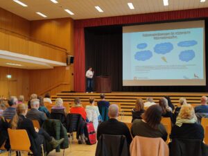 Schulabsentismus-Fortbildung: Nach vier intensiven Modulen endete die zweite Fortbildungsreihe für Beauftragte für Schulabsentismus. Sie brachte von Mai bis Oktober 2025 Fachkräfte aus ganz Niedersachsen zusammen. Mit mehr als 60 Teilnehmenden aus Schulen und Jugendhilfe der Landkreise Göttingen und Northeim, der Stadt Göttingen sowie aus Braunschweig, Wolfsburg und Peine wurde ein starkes, interdisziplinäres Netzwerk geschaffen.