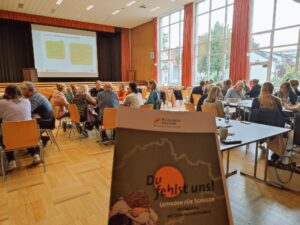 Schulabsentismus-Fortbildung: Nach vier intensiven Modulen endete die zweite Fortbildungsreihe für Beauftragte für Schulabsentismus. Sie brachte von Mai bis Oktober 2025 Fachkräfte aus ganz Niedersachsen zusammen. Mit mehr als 60 Teilnehmenden aus Schulen und Jugendhilfe der Landkreise Göttingen und Northeim, der Stadt Göttingen sowie aus Braunschweig, Wolfsburg und Peine wurde ein starkes, interdisziplinäres Netzwerk geschaffen.