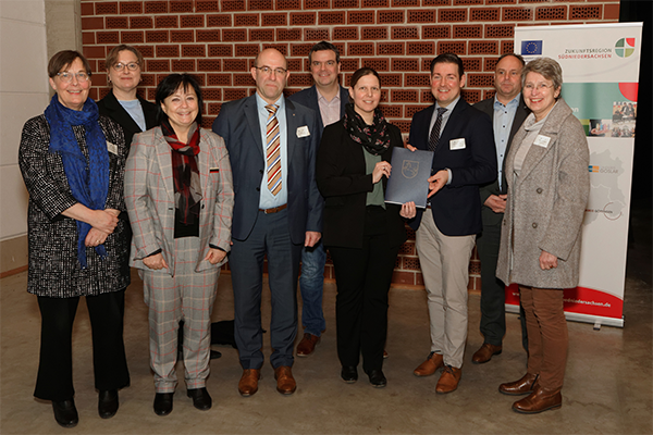 Bei der Auftaktveranstaltung der Zukunftsregion Südniedersachsen in Einbeck überreichte Ministerin Osigus den Förderbescheid für die Umsetzung des Regionalmanagements.
