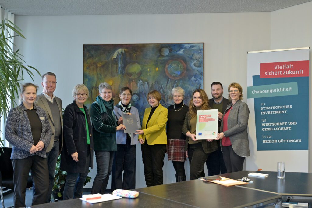 Förderbescheid übergeben: Vielfalt sichert Zukunft unterstützt Unternehmen und Organisationen in Stadt und Landkreis Göttingen dabei, diskriminierungsfreie Arbeitskulturen aufzubauen. Foto: Stadt Göttingen / Mischke