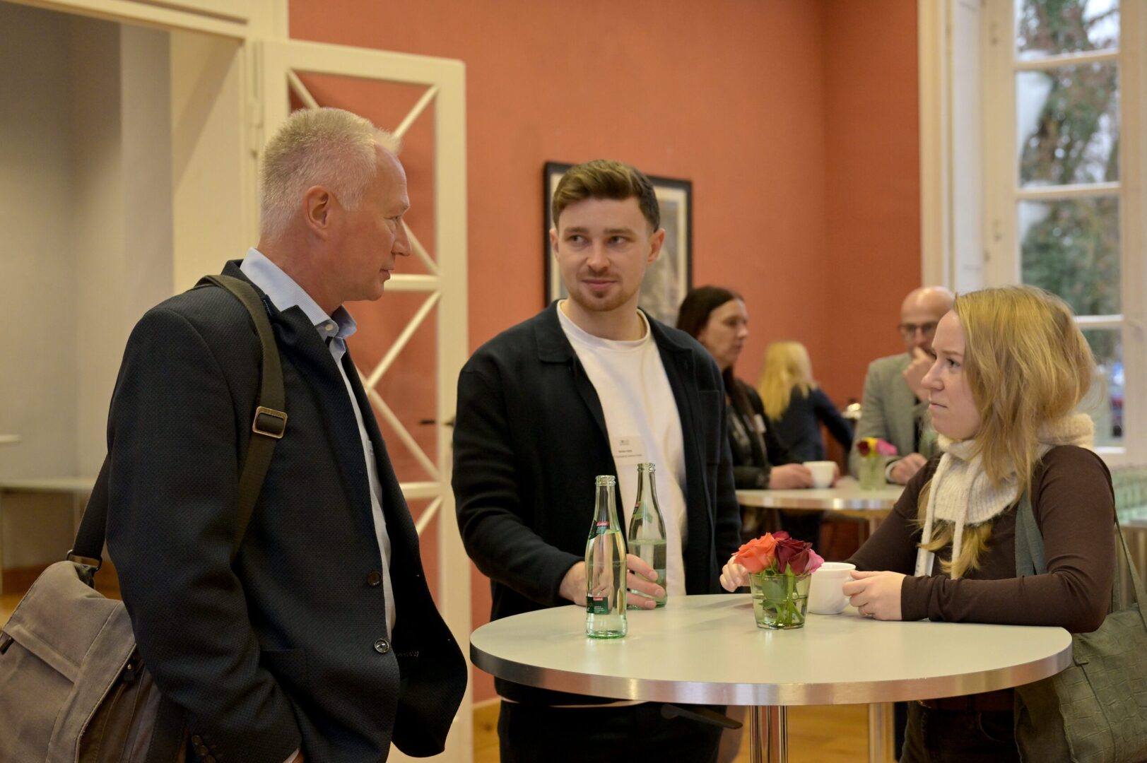 Bei der TOPAS-Feier 2025 ist das Netzwerk weiter gewachsen: Die SüdniedersachsenStiftung und die IHK Hannover haben am 10. Dezember vier regionale Unternehmen erstmalig als TOP Arbeitgeber Südniedersachsen (TOPAS) ausgezeichnet. Zudem wurden 23 Betriebe rezertifiziert. Sie alle dürfen die nächsten zwei Jahre mit dem TOPAS-Siegel für ihr Unternehmen werben.