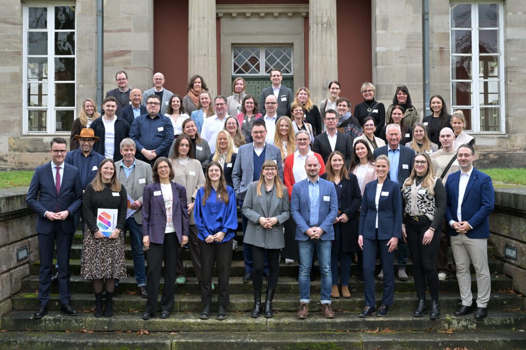 Bei der TOPAS-Feier 2025 ist das Netzwerk weiter gewachsen: Die SüdniedersachsenStiftung und die IHK Hannover haben am 10. Dezember vier regionale Unternehmen erstmalig als TOP Arbeitgeber Südniedersachsen (TOPAS) ausgezeichnet. Zudem wurden 23 Betriebe rezertifiziert. Sie alle dürfen die nächsten zwei Jahre mit dem TOPAS-Siegel für ihr Unternehmen werben.