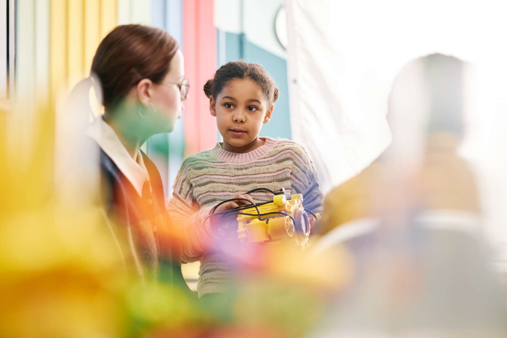 Eine Berufseinsteigerin in der Sozialpädagogik arbeitet mit einem Kind. Symbolbild für die Veranstaltung "Durchstarten in der Sozialpädagogik"