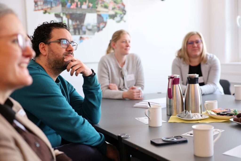 Führungskräfte und HR-Verantwortliche diskutieren bei einem Seminar zur emotionalen Mitarbeitendenbindung und moderner Führung in Südniedersachsen. Bild für die Veranstaltung "Fans statt Söldner"