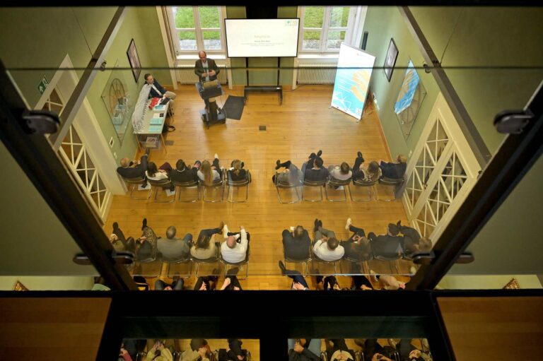 Teilnehmende aus südniedersächsischen Unternehmen tauschen sich bei einem TOPAS-Seminar zu praxisnahem Arbeitgebermarketing und aktueller Fortbildung aus. Titelbild der TOPAS-Seminare 2026