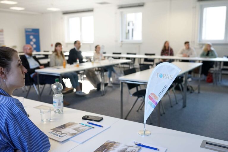 Teilnehmende aus südniedersächsischen Unternehmen tauschen sich bei einem TOPAS-Seminar zu praxisnahem Arbeitgebermarketing und aktueller Fortbildung aus. Titelbild der TOPAS-Seminare 2026
