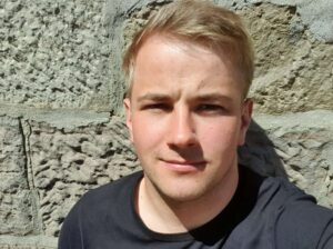 Portraitbild von Maurizio Käbisch. Bild zum Testimonial von Maurizio Käbisch.