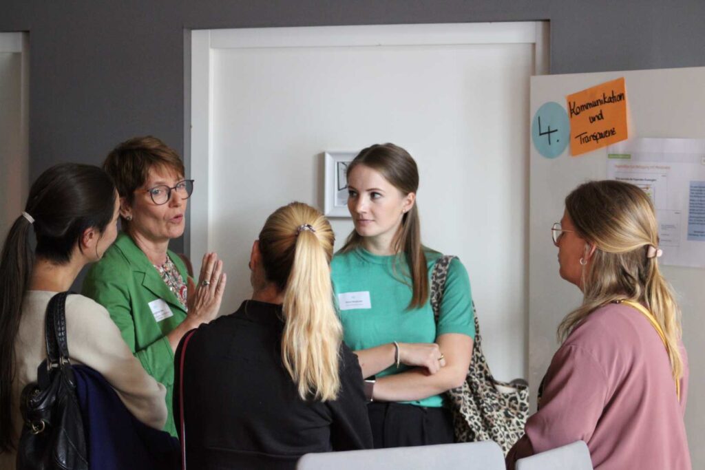 Führungskräfte und HR-Verantwortliche tauschen sich bei einem TOPAS-Seminar zur lebensphasenorientierten Personalführung und wertschätzender Führung aus. Titelbild für die Veranstaltung: Lebensphasenorientierte Personalführung