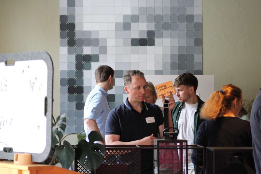 Ein Referent ist gerade mit seinem TOPAS Seminar fertig geworden. Titelbild für die Veranstaltung: "Refresh Arbeitgebermarketing".