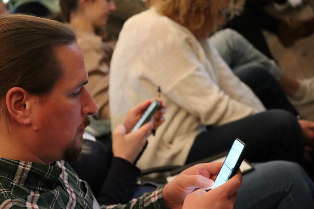 Teilnehmende verfolgen ein TOPAS-Webinar zum Einsatz von ChatGPT und Künstlicher Intelligenz in der Unternehmenspraxis. Bild für die Veranstaltung ChatGPT & Co. in der Unternehmenspraxis.