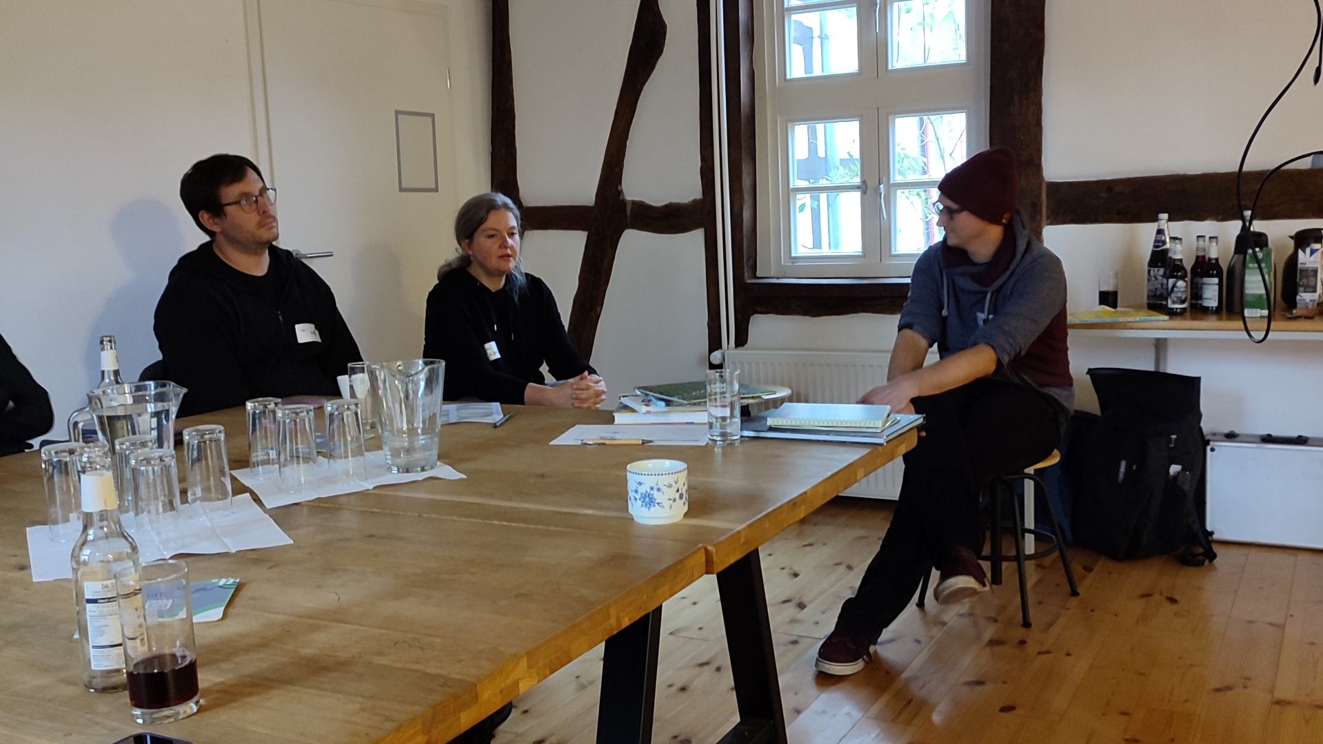 Ansprechpersonen sitzen beim BNE-Netzwerktreffen zusammen. Symbolbild für die Veranstaltung "Netzwerktreffen für die BNE-Ansprechpersonen der Schulen aus den Landkreisen Göttingen und Northeim".