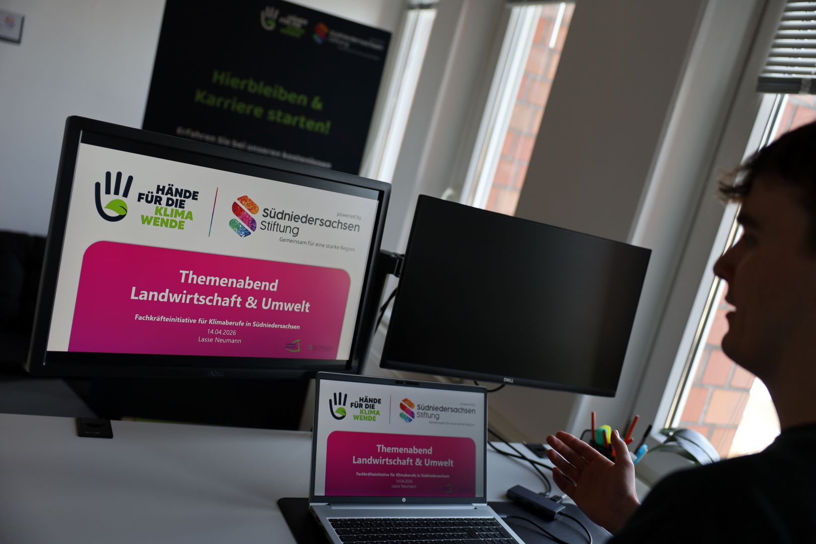 Ein Gast sitzt am Laptop und Bildschirm, um an dem online stattfindenden Themenabend Landwirtschaft & Mobilität teilzunehmen.