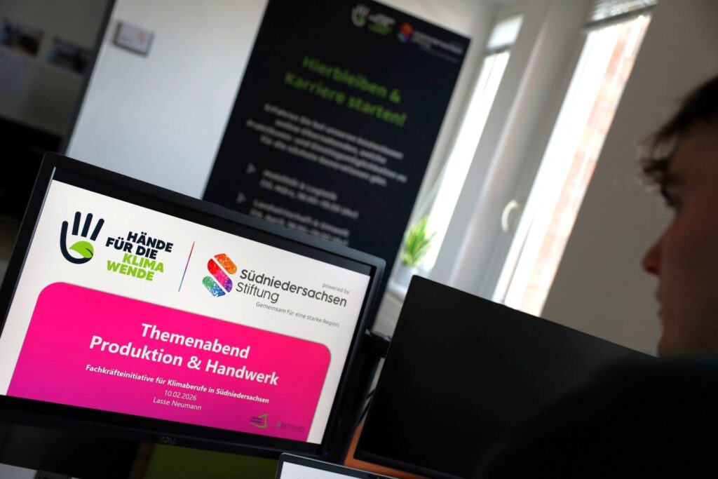 Unser Mitarbeite Lasse Neumann beim Elternabend Handwerk und Produktion vor dem PC bei einer Präsentation