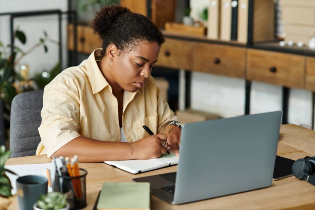 Eine Teilnehmerin an einer Online-Veranstaltung schreibt mit.