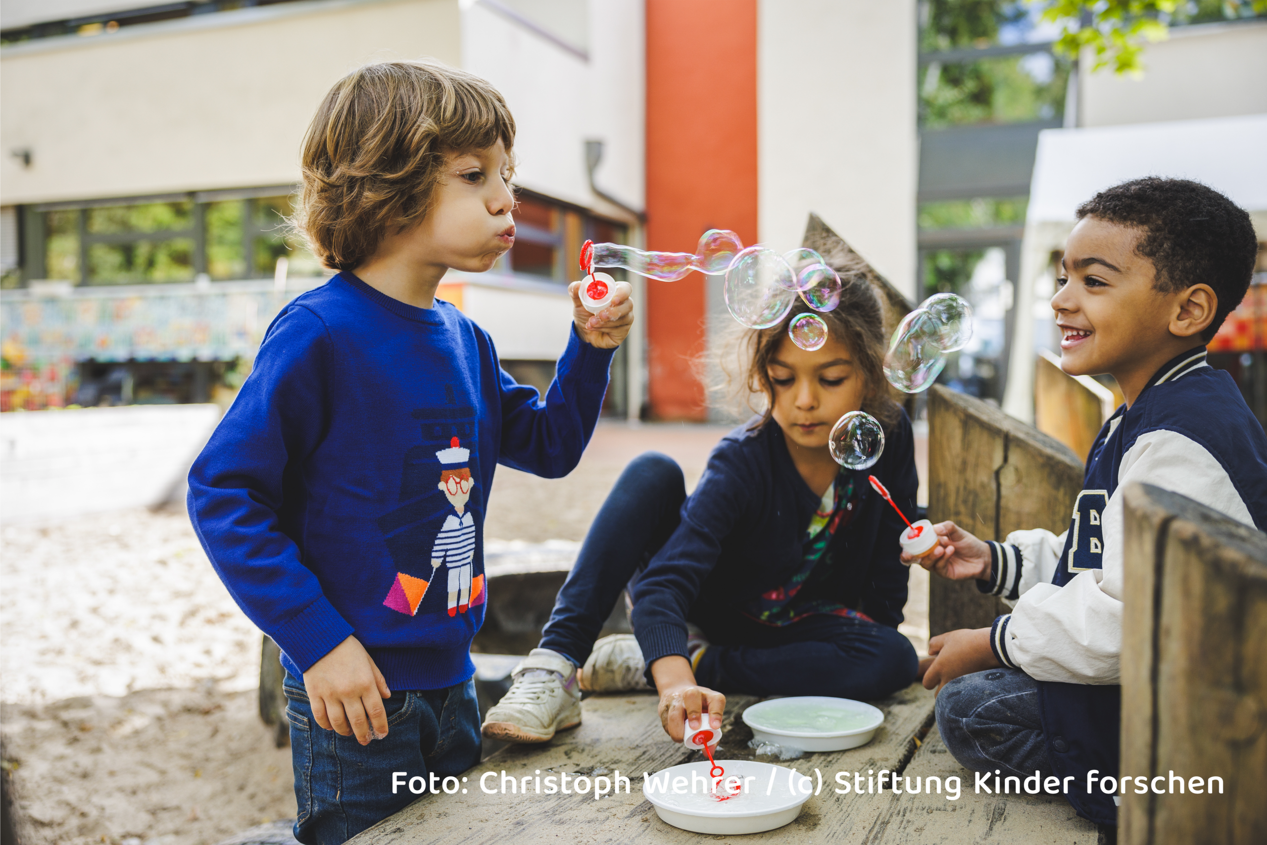 Forschen mit Luft: In dieser Fortbildung erfahren Sie, wie Sie gemeinsam mit Kindern die Eigenschaften dieses Stoffgemisches entdecken und erforschen können.