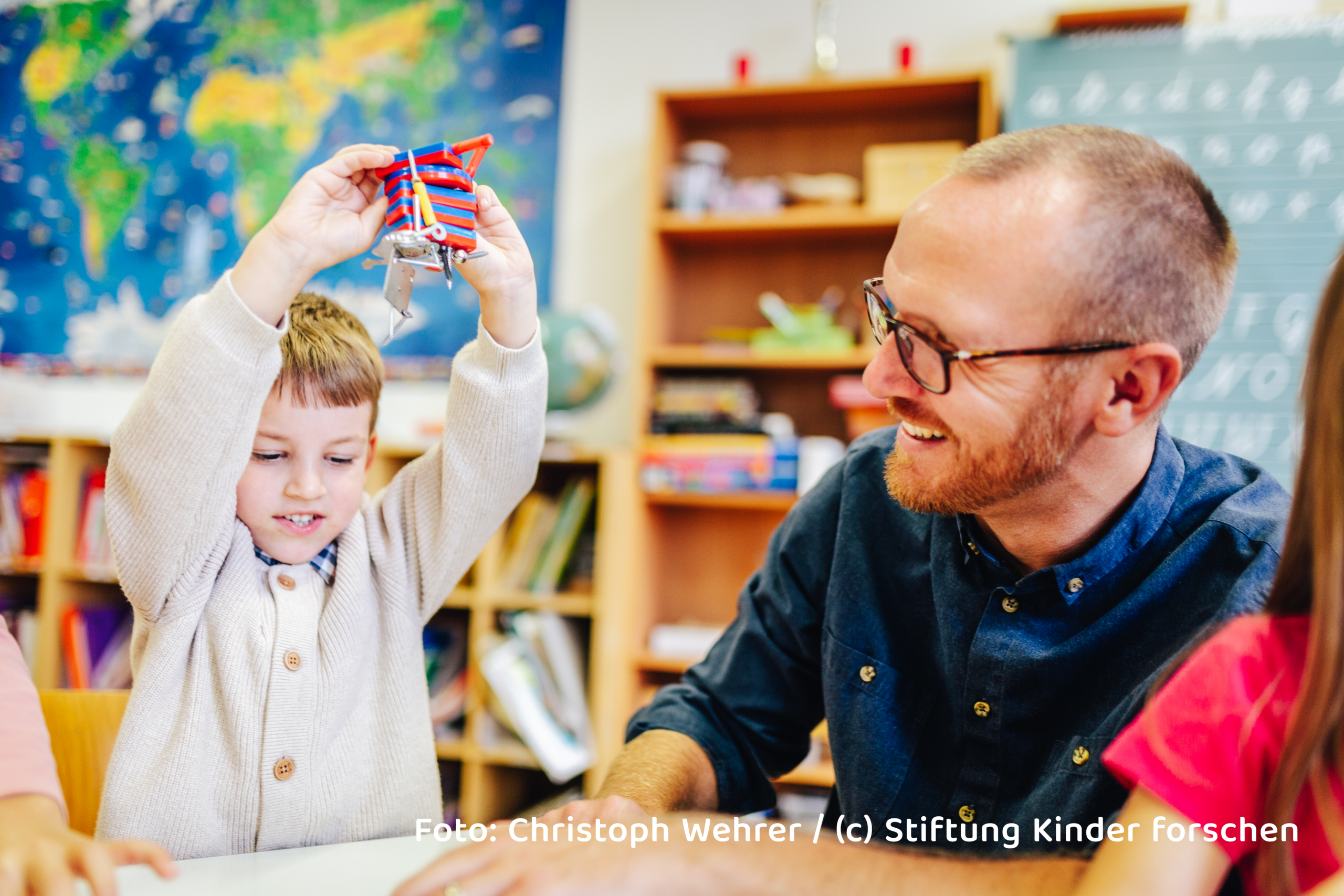 Die Fortbildung "Magnetismus" bietet Ihnen viele Anregungen, um gemeinsam mit den Kindern Magnete zu entdecken und erforschen: Wie funktionieren sie, was lässt sich damit machen und gestalten?