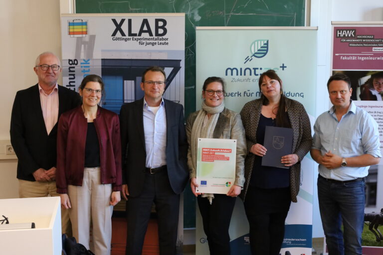 Die Vielfalt der MINT-Angebote und Zukunftsperspektiven für Kinder und Jugendliche in Südniedersachsen sichtbar machen – das ist das Ziel des Projekts „MINT:Zukunft.Erleben+ (MINT:ZE+)“. Passend zum bundesweiten Zukunftstag fand am 23. April die feierliche Übergabe des Zuwendungsbescheids im Rahmen der Zukunftsregion Südniedersachsen statt.