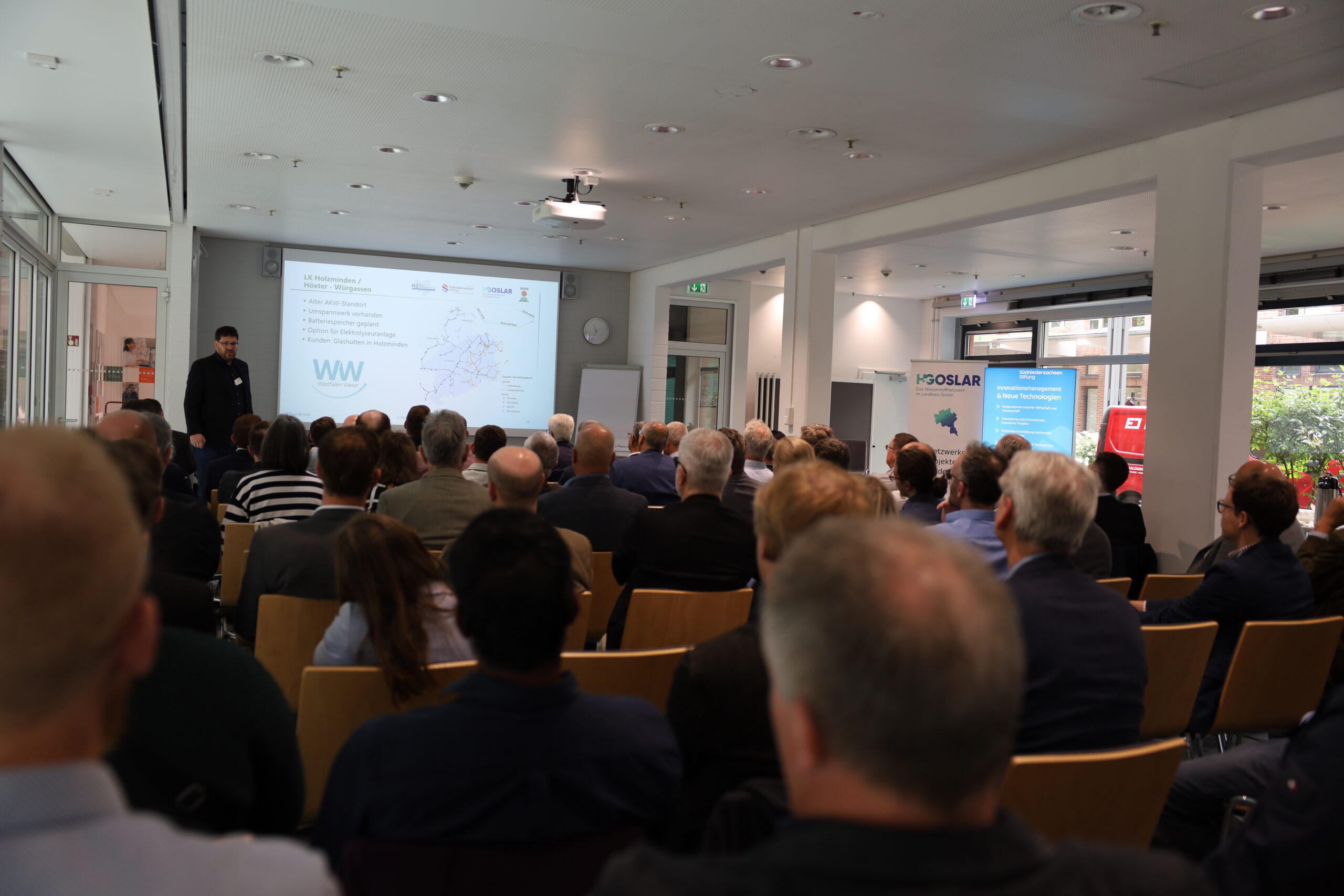 Das 3. Wasserstoff-Forum Südniedersachsen findet am Mittwoch, 27. Mai 2026, bei den Stadtwerken Göttingen statt. Das H2-Forum Südniedersachsen bietet eine Plattform für den Austausch über aktuelle Entwicklungen, innovative Ansätze und die Zukunft der Energiewende und insbesondere der Wasserstoffwirtschaft in der Region.