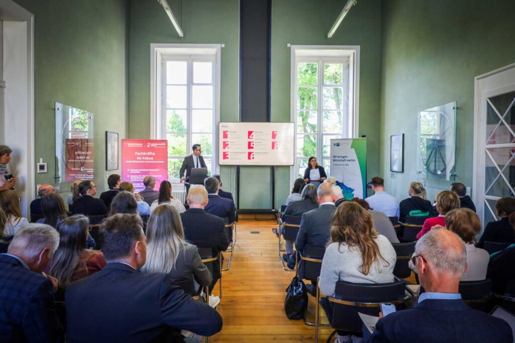 Teilnehmende lauschen der Begrüßung auf der 29. Fachkräftekonferenz Südniedersachsen.