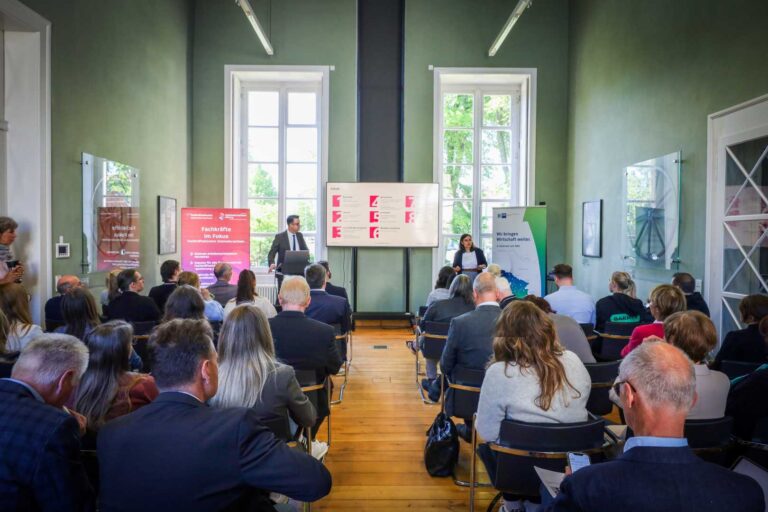 Teilnehmende lauschen der Begrüßung auf der 29. Fachkräftekonferenz Südniedersachsen.