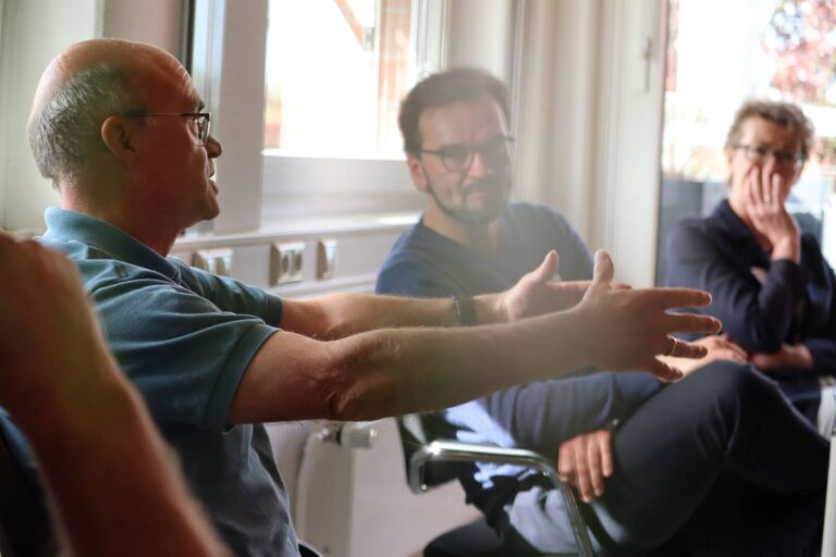 Teilnehmende am Netzwerktreffen vom Weiterbildungsverbund Südniedersachsen tauschen sich aus.