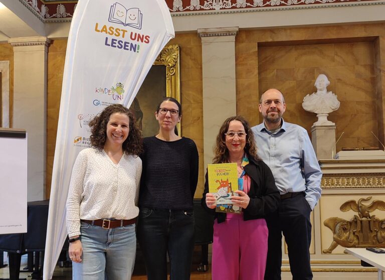 Mehr als 1.000 Grundschüler:innen waren an der Pilotphase von „Lasst uns lesen“ beteiligt. Die fand beim Lesefest am 24. April 2026 in der Aula der Universität Göttingen ihren Abschluss.