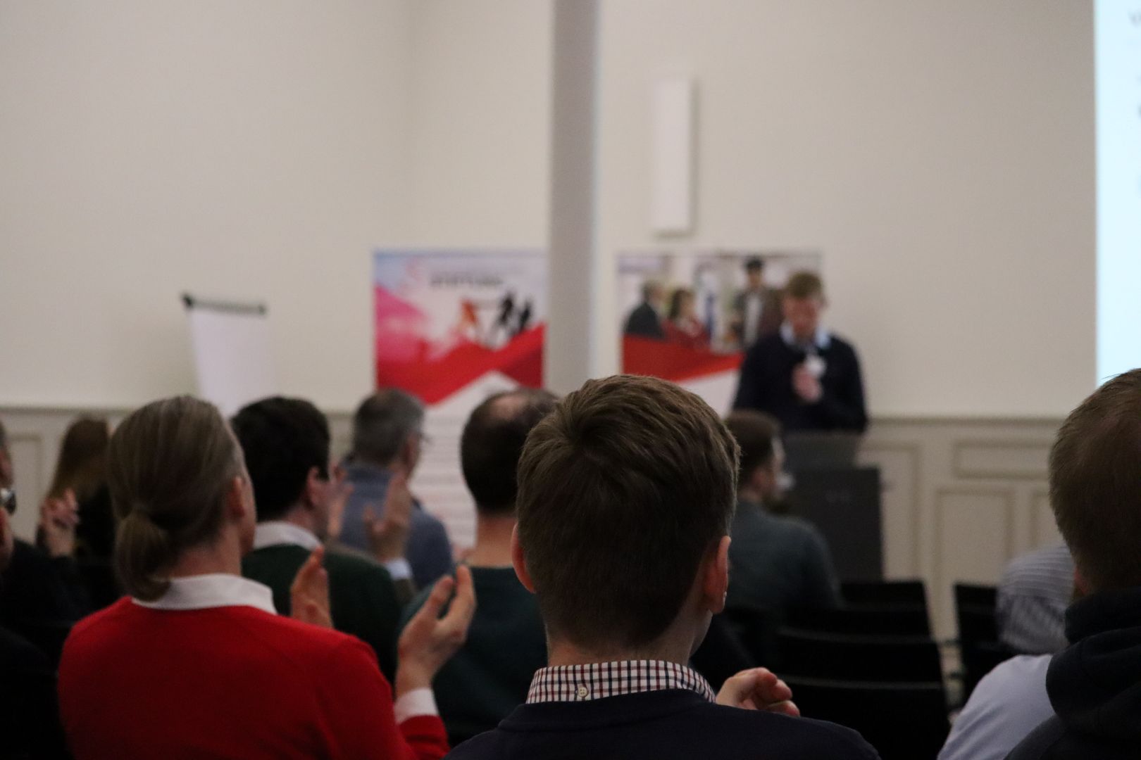 Beim SNIC-PraxisForum KI und Digitalisierung für KMU erwarten die Teilnehmer:innen Best Practices von Unternehmen und Impulse aus Wissenschaft und Wirtschaft.