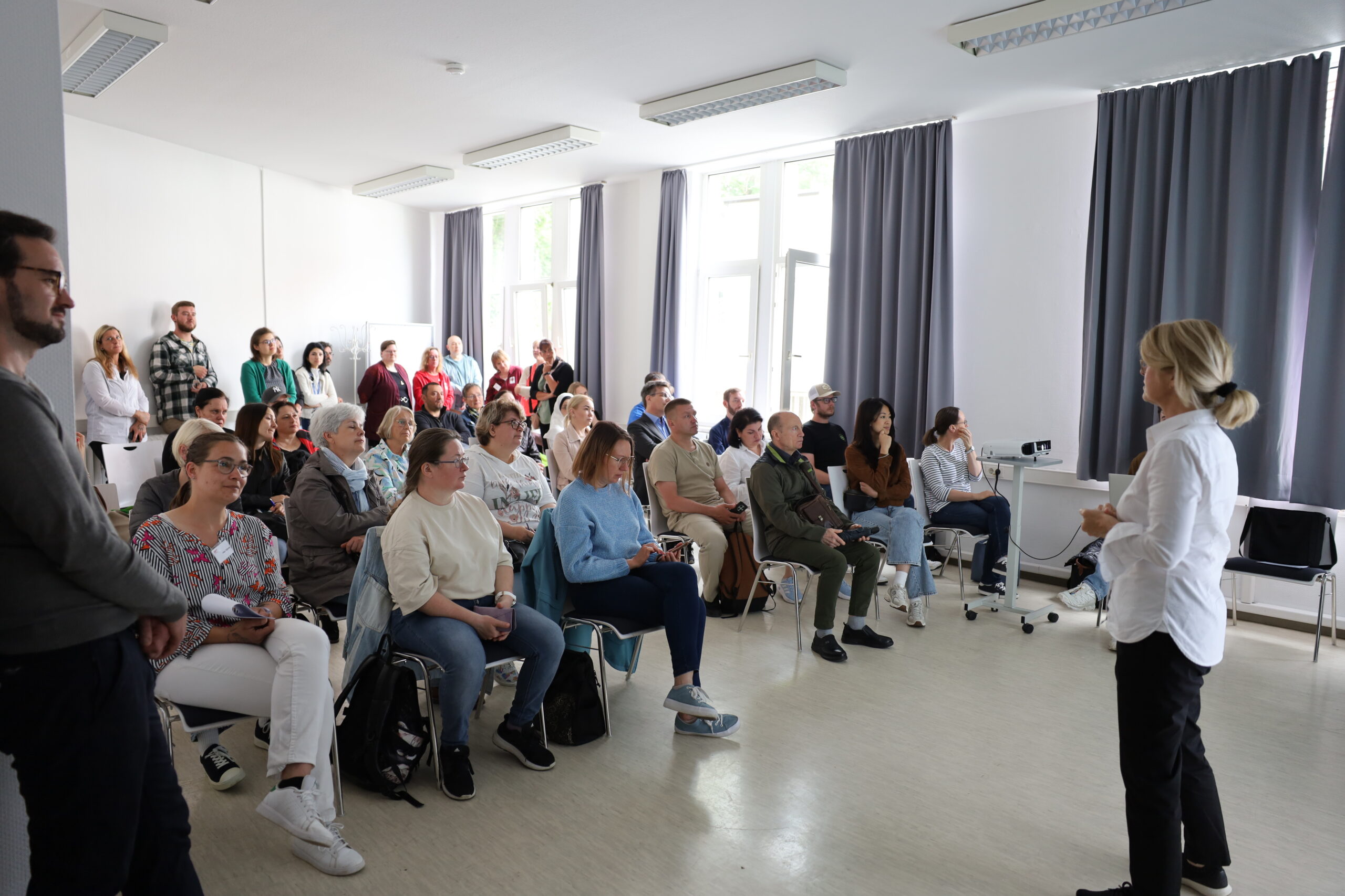 Das Publikum hört einen Vortrag bei der Veranstaltung