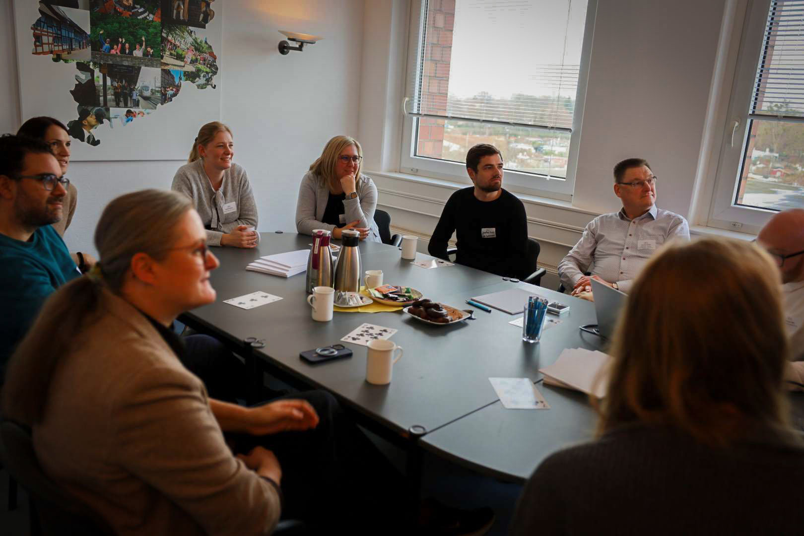 Ein Team spricht zu Feedback als Geheimwaffe. Symbolbild für Veranstaltungsankündigung Feedback als Geheimwaffe.