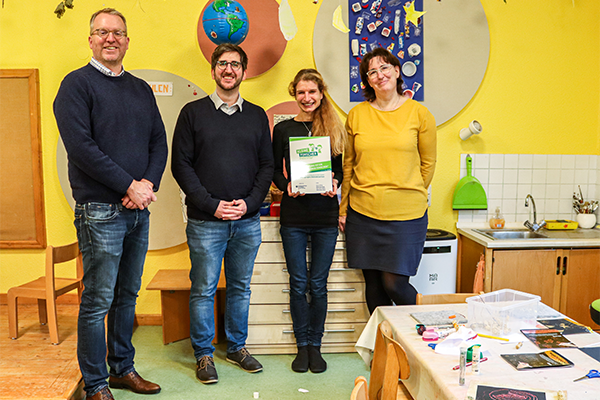 Gruppenfoto bei der Zertifizierung Ev. Kita Sellenfried in Rosdorf als „Haus der kleinen Forscher“