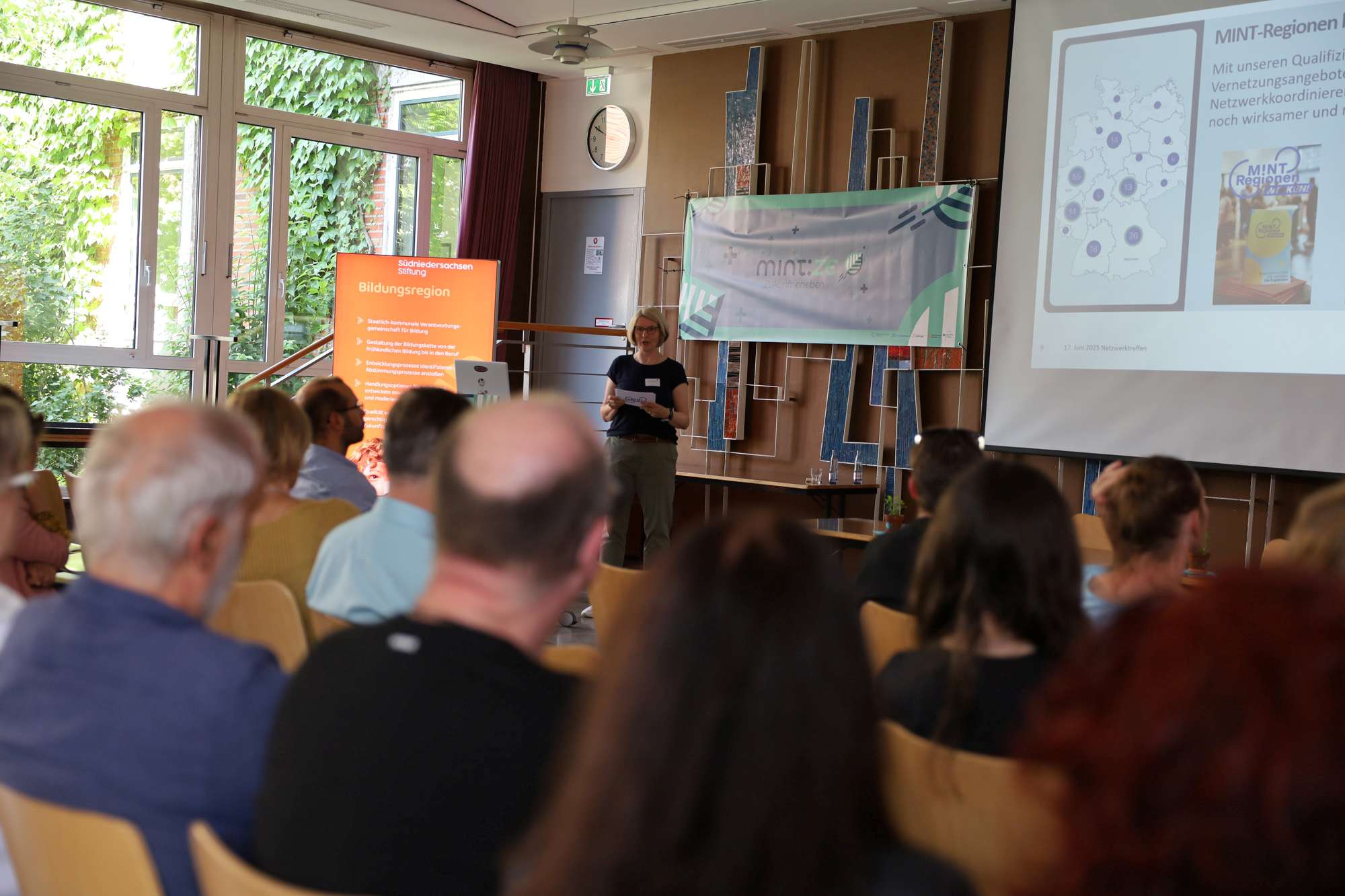Teilnehmende tauschen sich beim MINT:ZE⁺ Netzwerktreffen in Südniedersachsen über regionale MINT-Bildung aus.