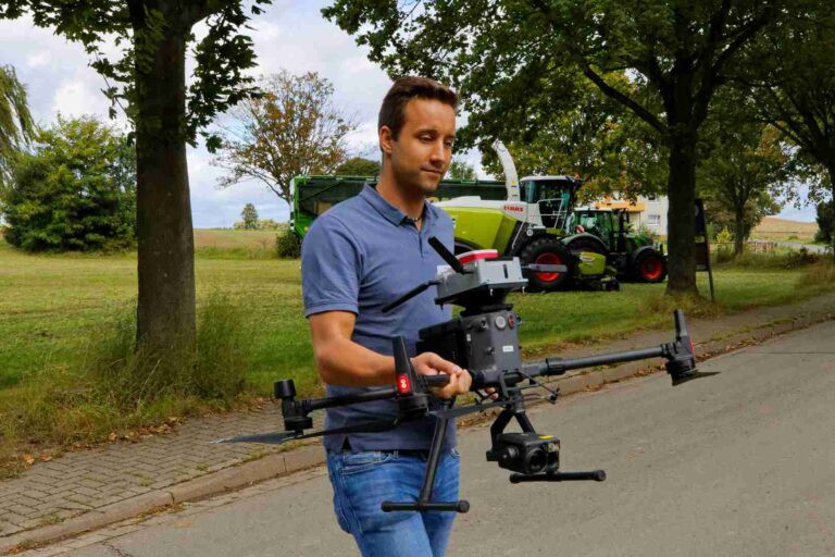 Ein Landwirt testet seine 5G-Drohne zum Klima retten.