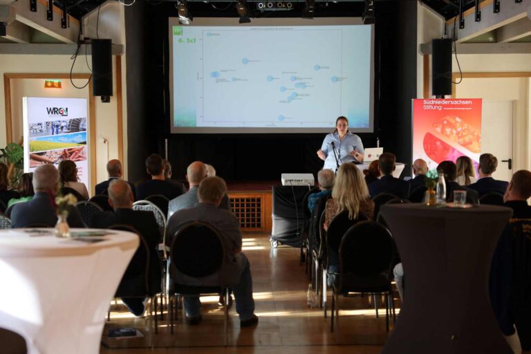 Referentin Paula Burfeind (TU Clausthal) hält einen Vortrag beim SNIC-PraxisForum "Mein Weg in die Kreislaufwirtschaft" in Herzberg am Harz.