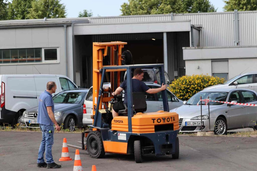 Ein Logistiker fährt Gabelstapler.