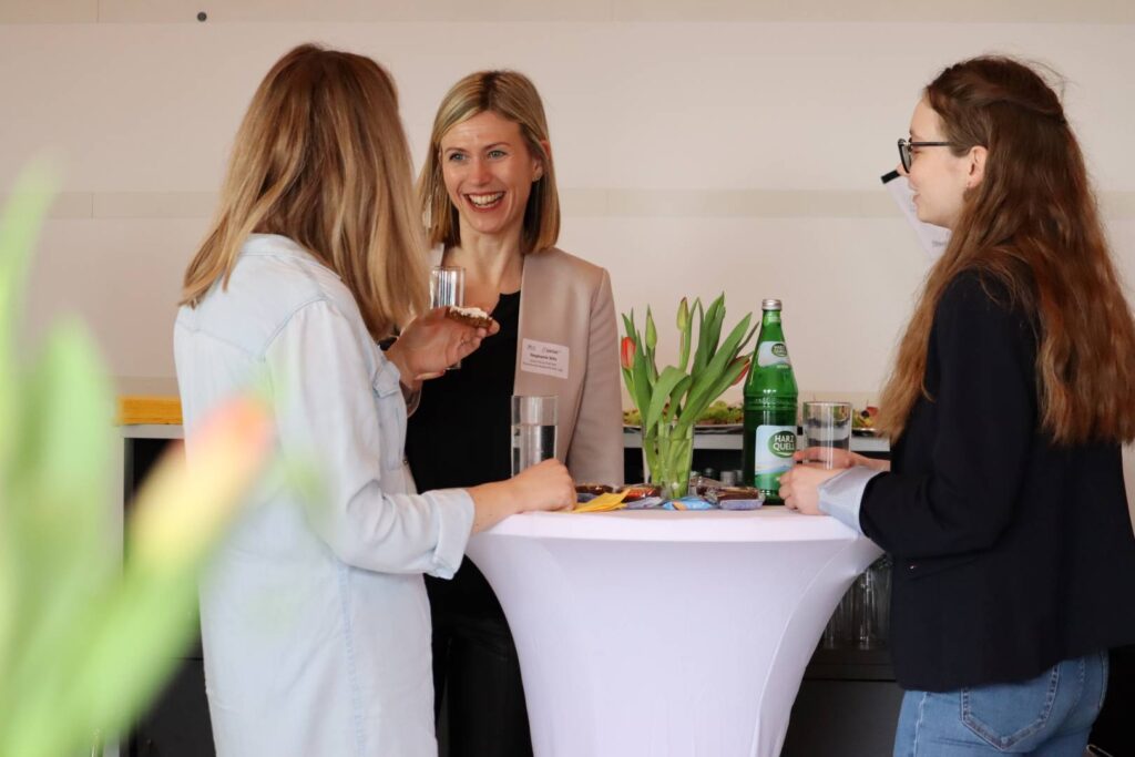 Mitarbeitende sind im Gespräch zu Vielfalt im Employer Branding.
