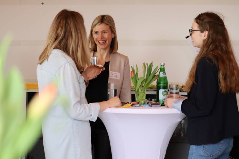 Mitarbeitende sind im Gespräch zu Vielfalt im Employer Branding.