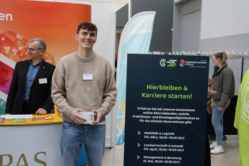 Ein FIFKISS-Projektmitarbeiter steht auf dem Göttinger Berufsinformationstag (GöBIT).