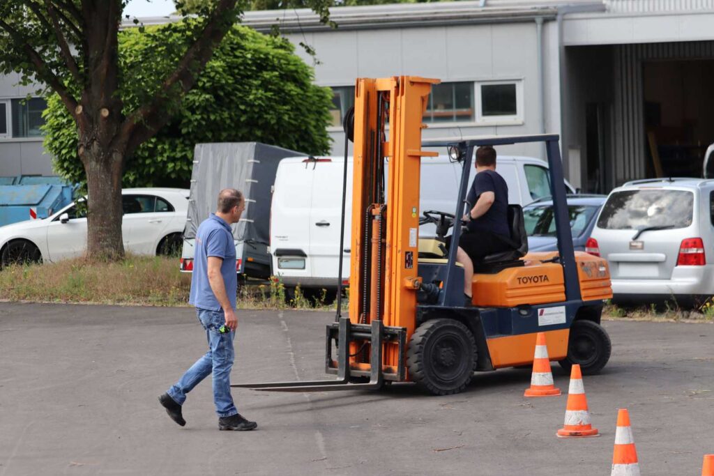 Logistik-Fachkraft fährt Gabelstapler.
